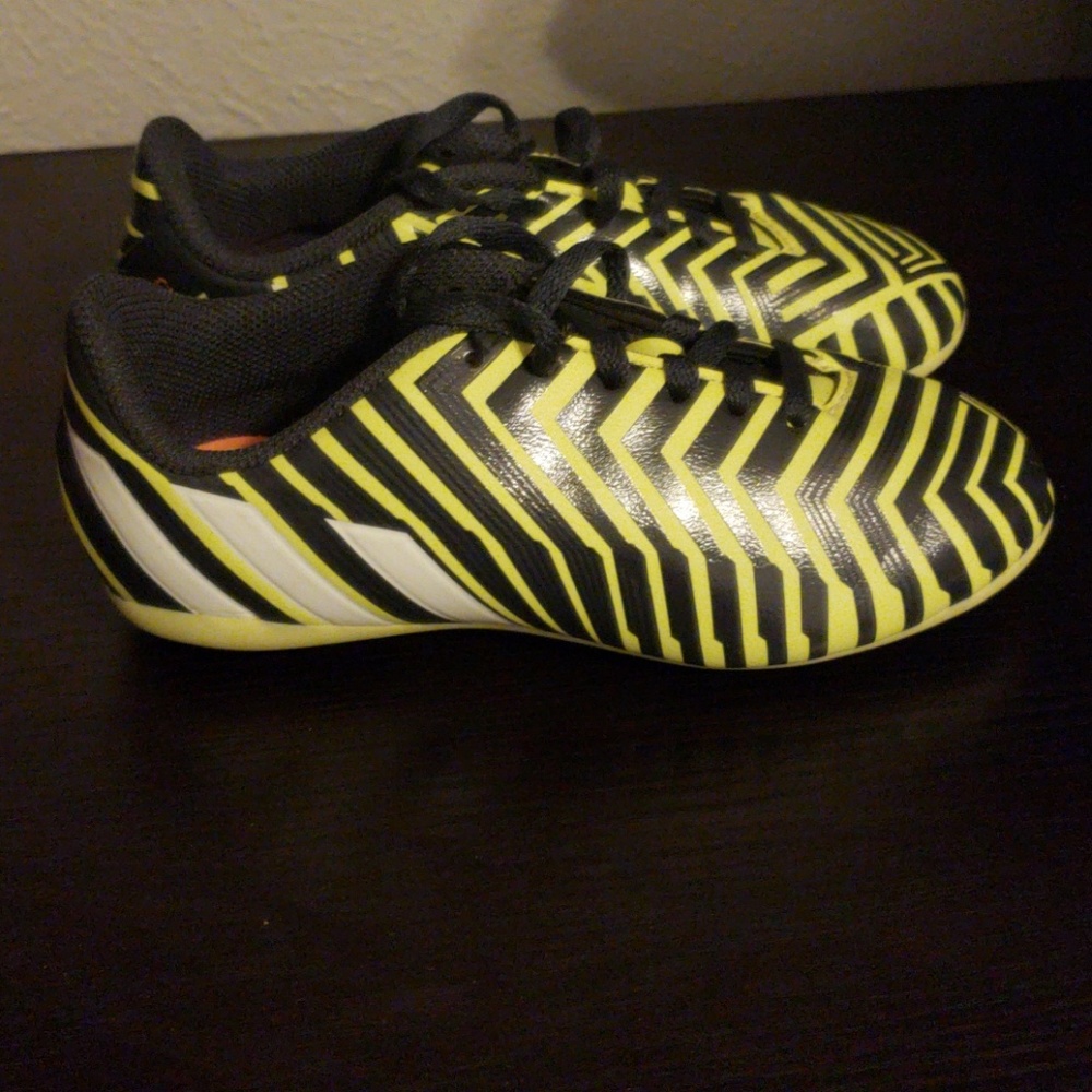 Soccer shoes